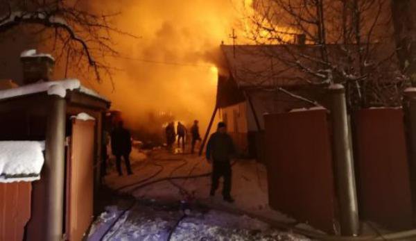Flăcări în noapte: Incendiu puternic la un magazin din comuna George Enescu