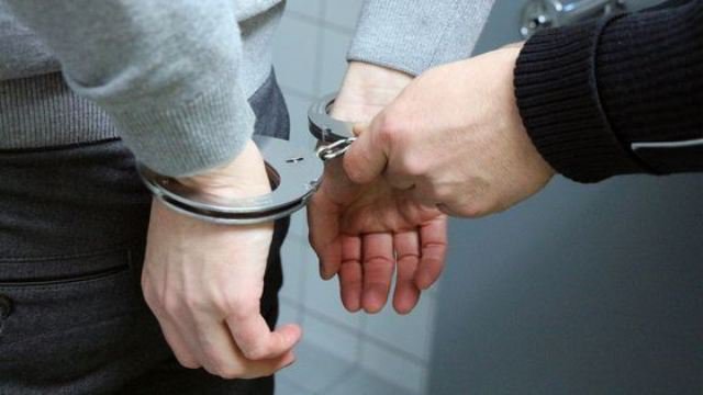 Botoșănean reținut și escortat de polițiști la Penitenciarul Botoșani
