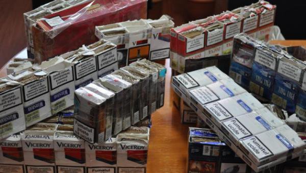 Gestionară de magazin prinsă comercializând ţigări de contrabandă