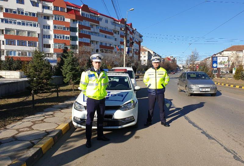 Conducătoarele auto din Botoșani amendate cu mărţişoare - FOTO