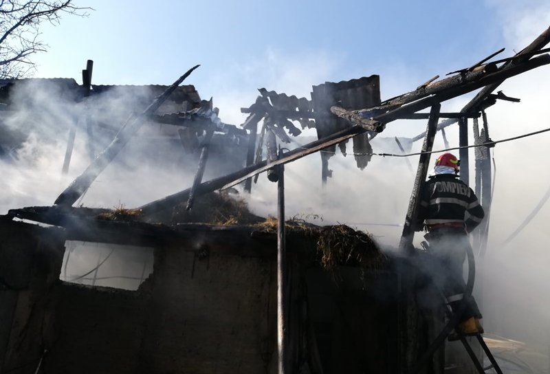 Familie din Botoșani păgubită de foc. Anexă cuprinsă de flăcări – FOTO