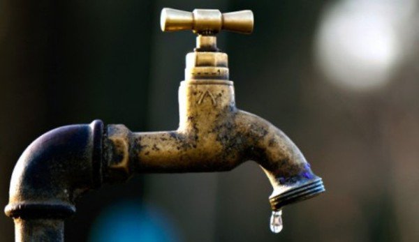 Faceți-vă rezerve de apă! Miercuri și joi nu va curge apă în două localități din județul Botoșani!