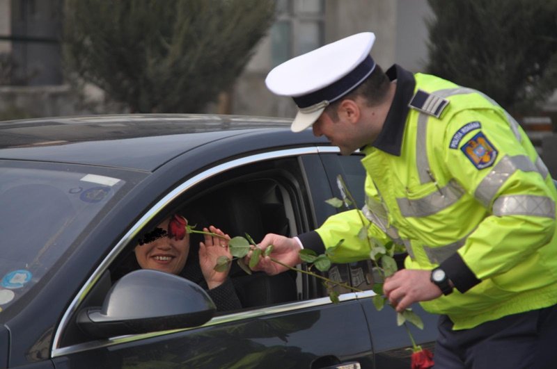 Conducătoarele auto din Botoșani și Dorohoi au fost „amendate” cu flori – FOTO