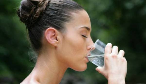 Ce se întâmplă în organism dacă bei apă caldă dimineața, pe stomacul gol. Este de-a dreptul incredibil