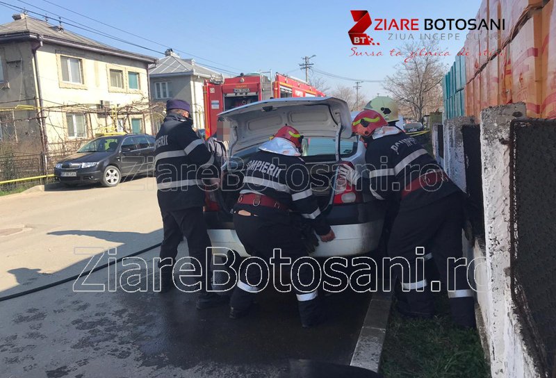 Pericol de explozie în Dorohoi! Scurgeri de carburat de la un autoturism parcat – FOTO