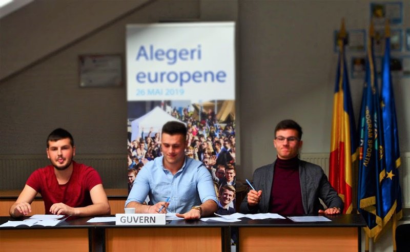 Dezbatere la Liceul cu program sportiv Botoșani „Votul – un drept sau o obligație – votul de la 16 ani?” - FOTO