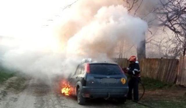 Mașină distrusă de flăcări. Autoturismul a început să ardă în mers - FOTO