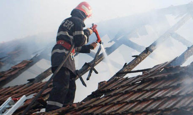 Incendiu la o casă din Botoșani! O femeie a suferit un atac de panică