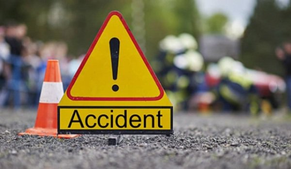 O șoferiță din Dorohoi a acroşat un podeţ de beton şi s-a răsturnat cu mașina, accidentându-și copiii de 3 şi 5 ani