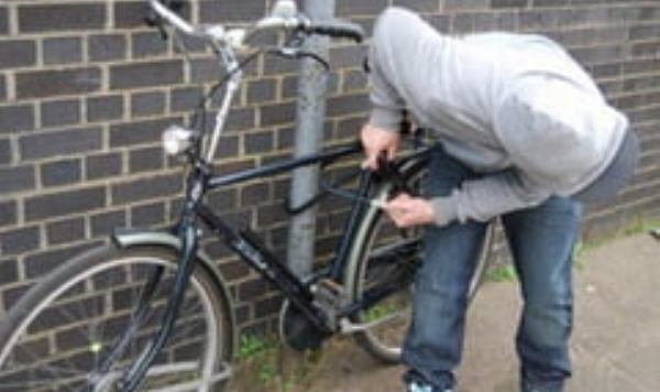 Teribilism sau inconștiență: Doi adolescenți s-au ales cu dosar penal pentru o bicicletă și două găleți