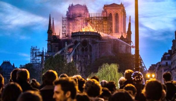 ULUITOR! Românii au scos la vânzare pe internet cenușă de la Notre-Dame - FOTO