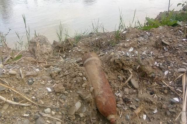 Proiectil descoperit pe malul Siretului, în zona orașului Bucecea - FOTO