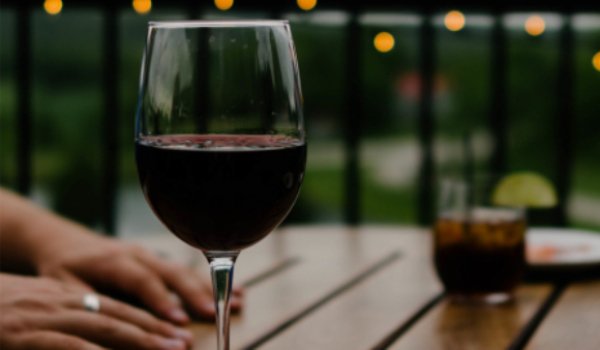 Te ajută sau nu vinul roșu să traiești mai mult?