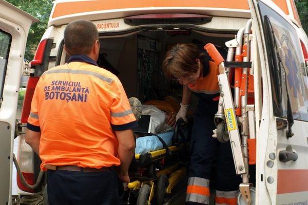 Transferat de urgență la Suceava, după ce a suferit un infarct la locul de muncă