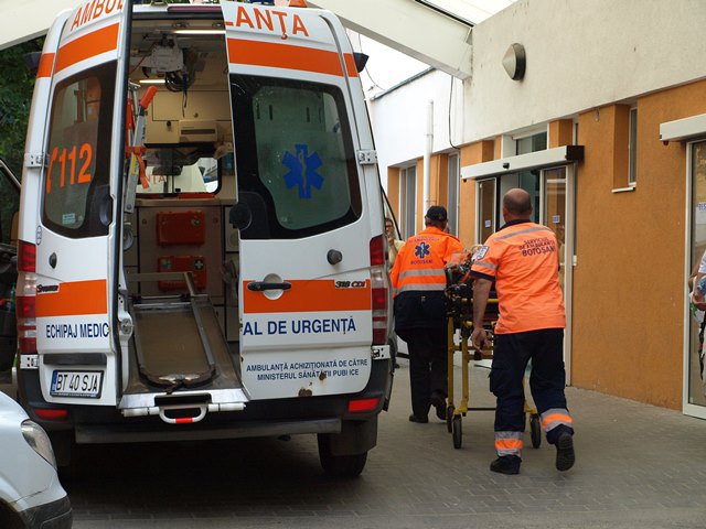 Botoșănean ajuns în comă la spital după ce a fost acroșat de un microbuz
