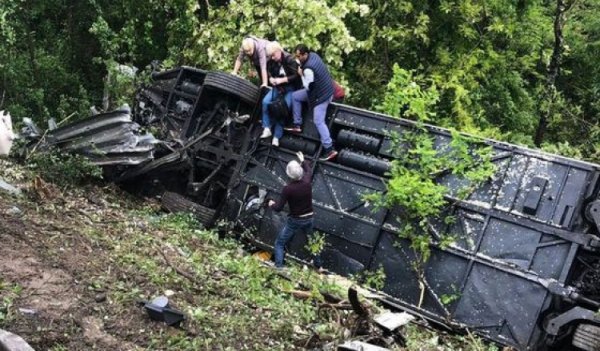 Accident teribil în Italia. Un autocar cu 60 de turiști s-a răsturnat într-o râpă: mai multe victime, printre care și români