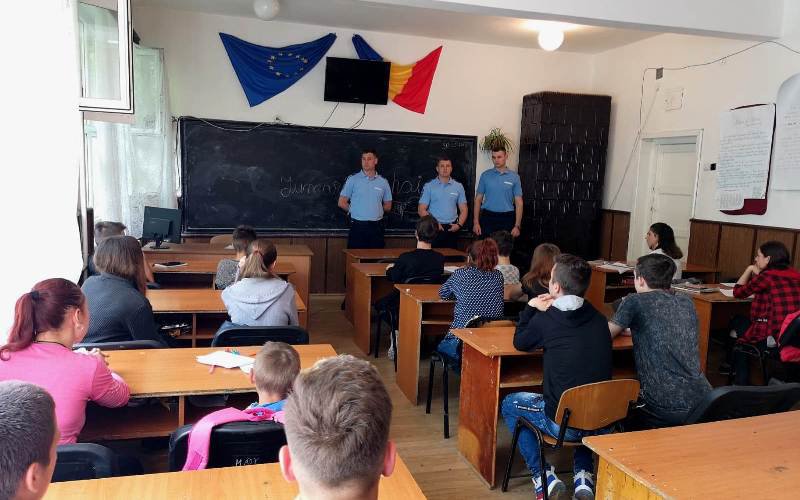 Jandarmii au discutat cu elevii din școlile botoșănene pentru o „Vacanță în siguranță”