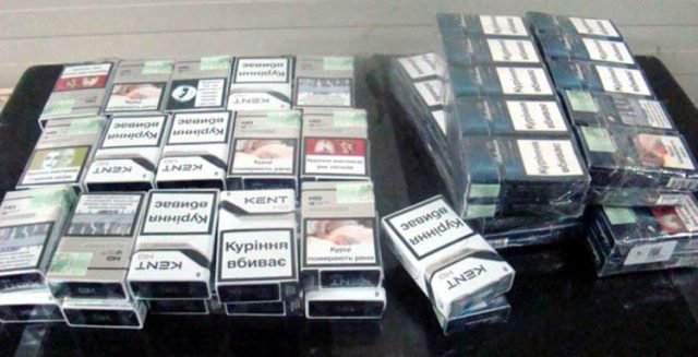 Peste 600 de pachete de țigări de contrabandă descoperite de polițiști într-un autoturism