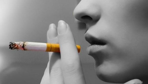 Femeile fac mai ușor cancer pulmonar deși fumează mai puțin
