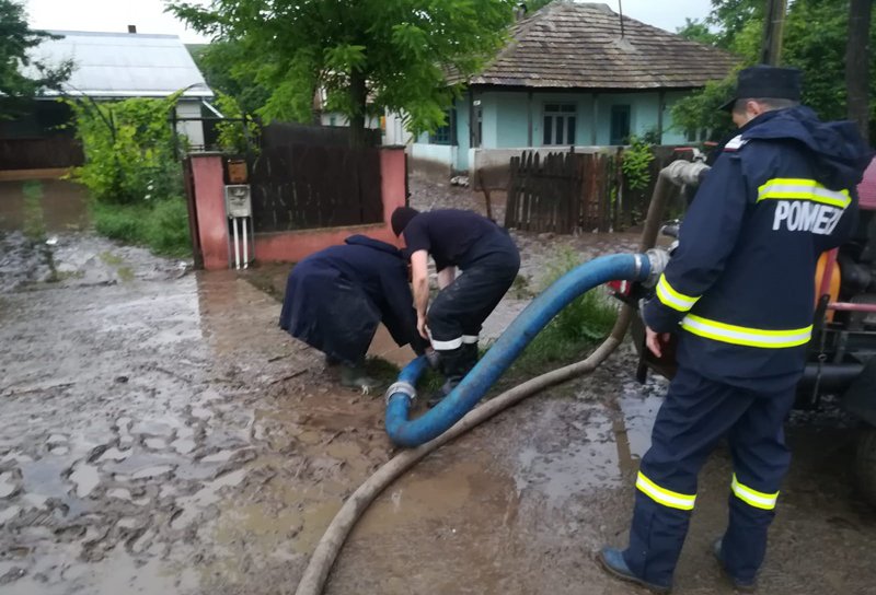 Apele au făcut prăpăd în județul Botoșani: Drumuri inundate şi zeci de gospodării „scufundate” în mâl - FOTO