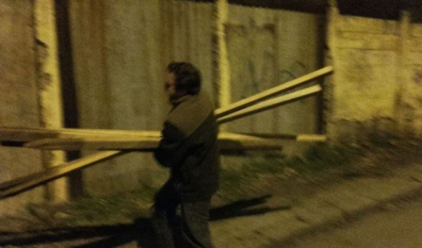Doi bărbați din Răchiți cercetați după ce au furat peste 100 de scânduri din apropierea şcolii