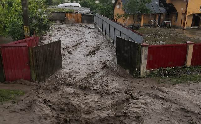 Potop în județul Botoșani. Zeci de apeluri de la cetățeni - FOTO
