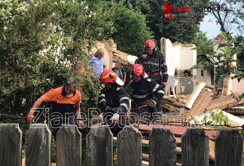 Scene de groază la Dorohoi! Doi tineri care demolau o casă au fost surprinși sub dărâmături - FOTO