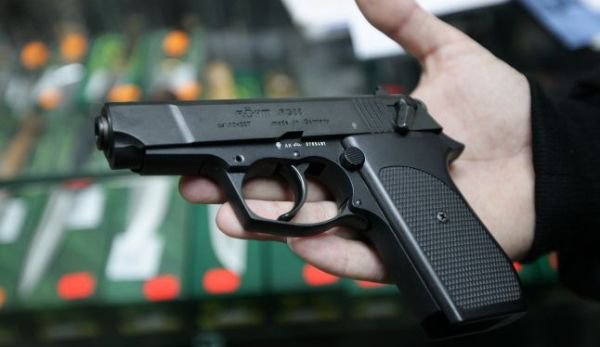 Amendat de jandarmi pentru portul unui pistol neletal în locuri publice