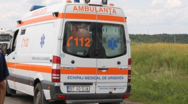Echipaj de ambulanţă amenințat cu toporul de către un bărbat aflat în stare de ebrietate