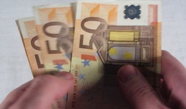 Apel la 112: A încercat să schimbe bani falși la o casă de schimb valutar din Botoșani