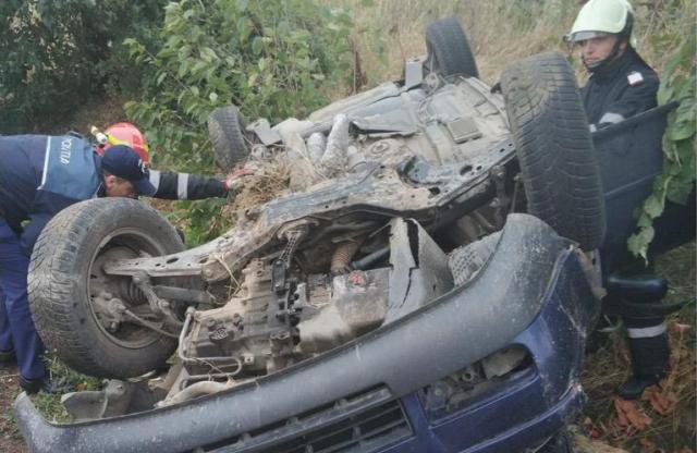 Accident cu persoană încarcerată! Patru tineri s-au răsturnat cu mașina pe un drum din județul Botoșani – FOTO