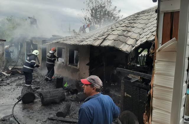 Incendiu într-o gospodărie din Ungureni! Pompierii din Botoșani și Dorohoi solicitați în sprijin - FOTO