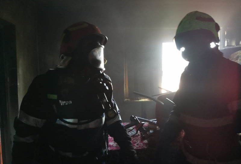 Incendiu într-un apartament din Botoșani! Locatarii evacuați de pompieri - FOTO