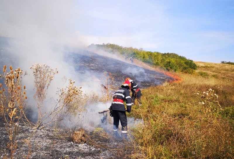 20 de pompieri dorohoieni intervin pentru stingerea unui incendiu puternic în Văculești - FOTO