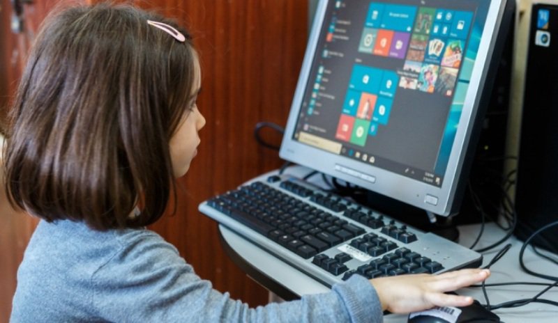 Ateliere Fără Frontiere sprijină cu 300 de calculatoare copiii și tinerii din medii defavorizate