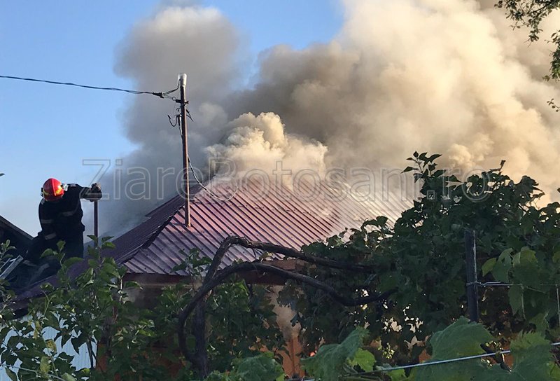 Incendiu la Dorohoi! Acoperișul a două case, cuprinse de flăcări - FOTO