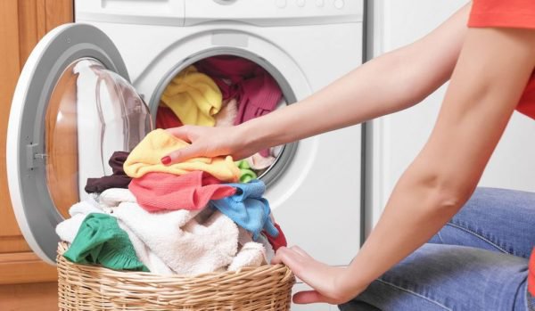 Cinci greșeli pe care le faci când speli rufele