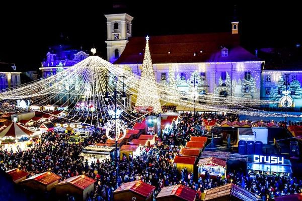 Atmosferă de basm la târgul de Crăciun din Sibiu. Aproape 10.000 de oameni au participat la deschiderea sa