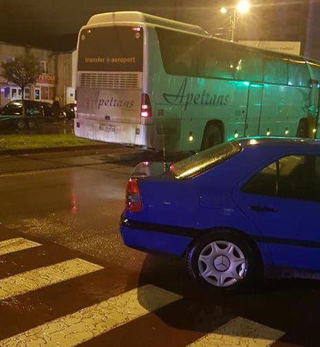 Femeie ajunsă la spital în stare critică după ce a fost lovită de un autocar pe trecerea de pietoni