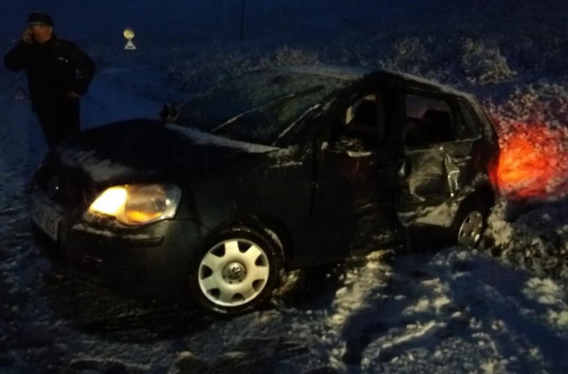 Prima zăpadă face victime. Un autoturism a derapat și intrat într-o autoutitilitară - FOTO