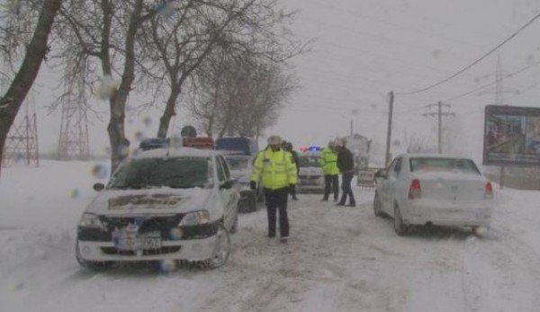 Un şofer a ajuns la spital după ce a intrat cu maşina direct în copac, pe şoseaua cu zăpadă