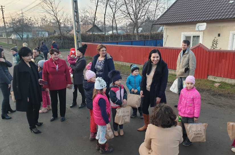 Zeci de copii din județ au primit cadouri de la femeile social-democrate - FOTO