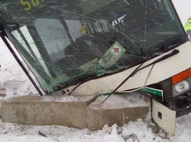 Un autobuz cu pasageri a intrat într-un cap de pod în comuna Vereşti