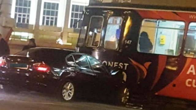 BMW cu numere de Botoșani, impact nimicitor cu un tramvai, la Iași