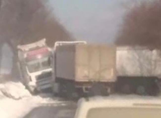 Drum din județul Botoșani blocat din cauza unui tir care a derapat. Traficul a fost deviat!