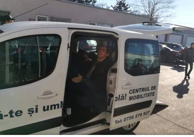 Asociația „Ridică-te și umblă” oferă servicii gratuite de taxi pentru persoanele cu dizabilități din Botoșani
