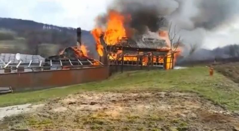 Gospodărie cuprinsă de flăcări. Pompierii din Pomârla și Dorohoi intervin pentru a împiedica extinderea focului - VIDEO