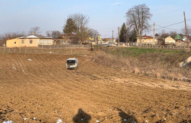 Accident pe drumul Botoșani-Suceava. Microbuz care venea din Italia într-un convoi escortat de polițiștii a ajuns pe câmp