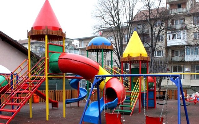 Parcurile de joacă din Botoșani închise de autorități. Vezi detalii despre dezinfecția scărilor de bloc