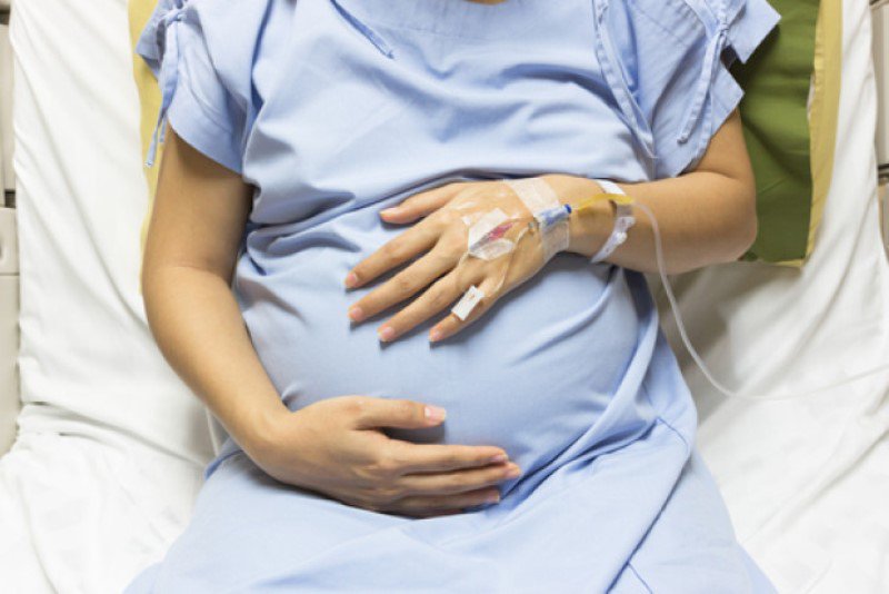 O tânără infectată cu COVID a născut la Maternitatea Botoșani. Bebelușul este negativ